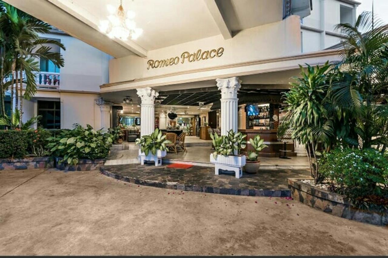 Hotel Romeo Palace Pattaya Bagian luar foto
